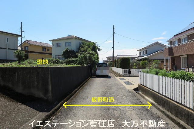 是面道路（東から）