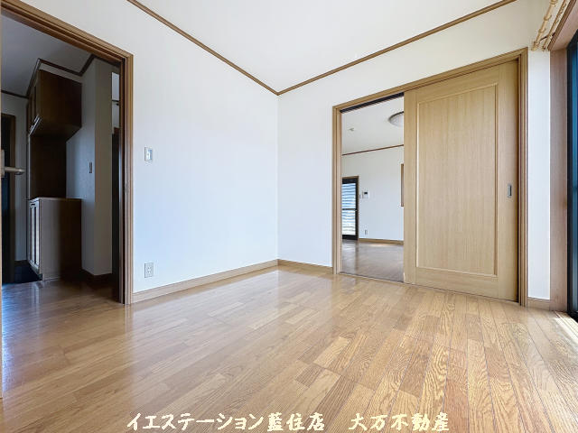 リビング横　洋室